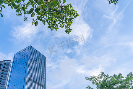 蓝天天空白云城市现代化建筑摄影图配图