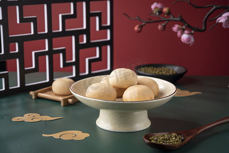 绿豆粉摄影照片_中国风传统美食糕点绿豆饼摄影图配图