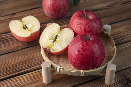 粉红kt板摄影照片_新鲜水果特产红富士苹果摄影图配图