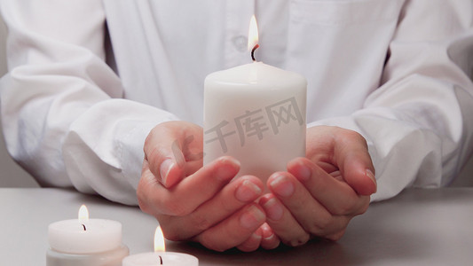 手捧白色蜡烛缅怀思念逝者祭祀
