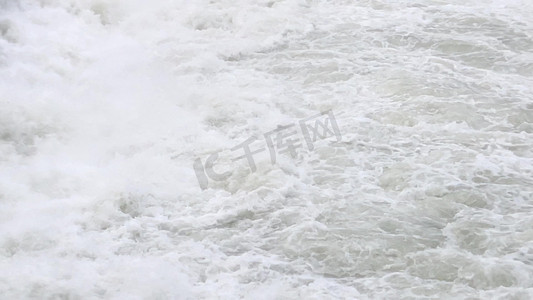 水流滚滚摄影照片_滚滚奔流的江河水