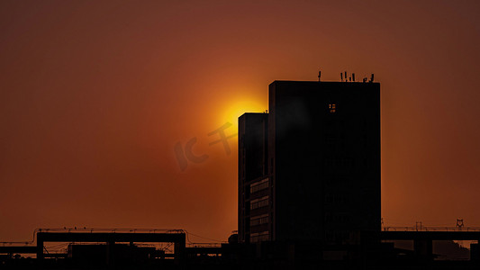 视觉转场摄影照片_太阳落下大楼遮挡日落实拍