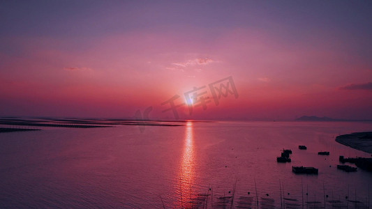 唯美海面摄影照片_唯美航拍海边粉色夕阳高帧率