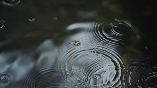 雨水的诗摄影照片_雨滴落在水面溅起波纹