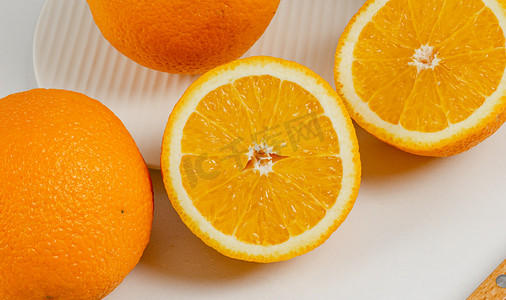 夏天新鲜水果清晨橙子果肉室内餐桌静物摆拍摄影图配图