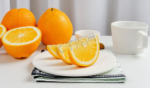 橙子生鲜摄影照片_夏天美味水果清晨橙子室内餐桌静物摆拍摄影图配图