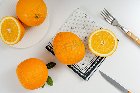 夏天清爽水果白天若干橙子室内餐桌静物摆拍摄影图配图