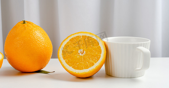 夏天生鲜水果白天半个橙子室内餐桌静物摆拍摄影图配图