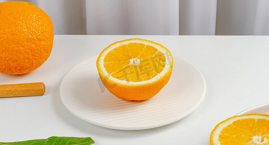 夏天室内水果白天橙子果肉餐桌盘子静物摆拍摄影图配图
