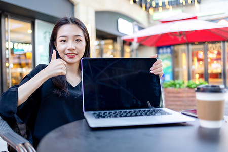 商务人像白天商务女性咖啡店点赞摄影图配图