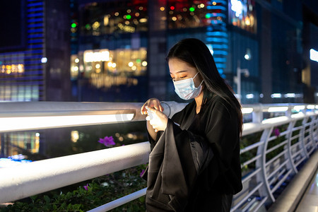 商务人像夜晚职场女性天桥玩手机摄影图配图