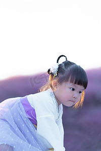 秋天唯美摄影照片_调皮女孩夕阳儿童紫草粉黛蹲着摄影图配图