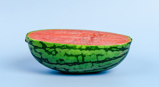 夏天清凉水果白天半块大西瓜室内静物摆拍摄影图配图