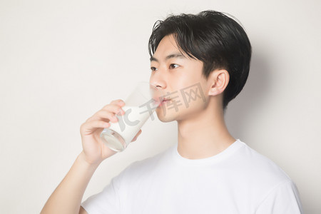 白T恤男生喝牛奶营养摄影图配图