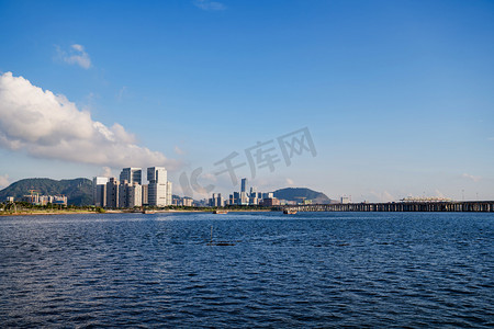 城市海景摄影照片_城市海岸海景黄昏风光摄影图配图