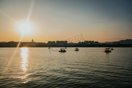 黄昏日落湖景游湖旅游摄影图配图