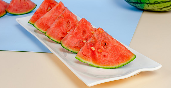 夏天美味水果白天若干块切片西瓜室内静物摆拍摄影图配图