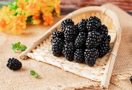 水果新鲜黑莓营养鲜果摄影图配图