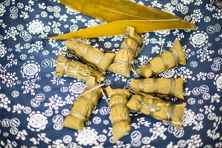 粽子叶粽子摄影照片_端午节粽子上午粽子室内无摄影图配图