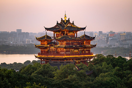 自然风景摄影照片_城市黄昏城隍阁火烧云风光摄影图配图