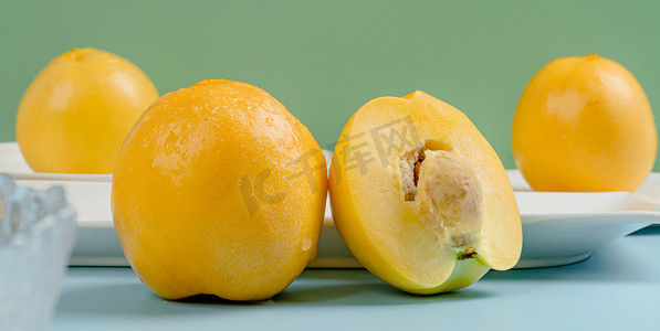 夏天应季水果白天黄桃室内餐桌切开黄桃摄影图配图