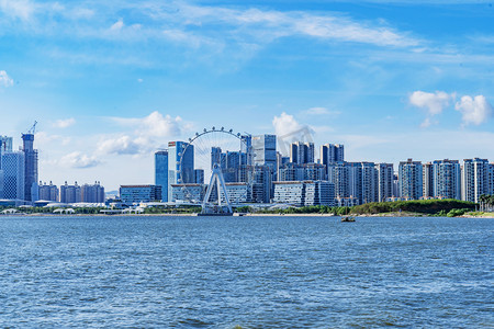 海水摄影照片_城市建筑蓝天海景风光摄影图配图