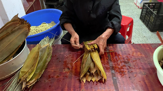 包粽子肉粽端午节肉粽纪念屈原捆粽子端午时节粽叶乡村包尖粽子摄影图
