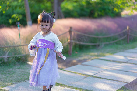 奔跑儿童节摄影照片_汉服女童夕阳户外粉黛子奔跑摄影图配图