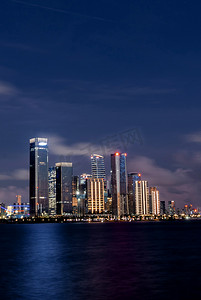 现代化建筑摄影照片_海岸城市建筑夜景海景摄影图配图