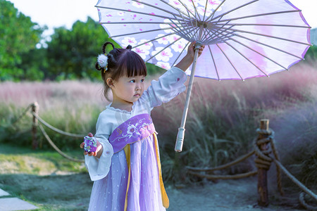 古风摄影照片_汉服女童夕阳儿童姑娘小女孩花海小清新摄影图配图