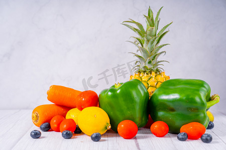 蔬果新鲜新鲜美味摄影照片_鲜果蔬果新鲜营养搭配摄影图配图