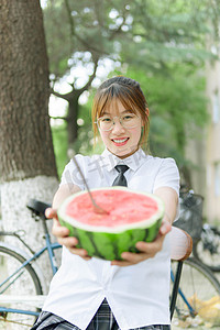 人像夏日女孩树下捧西瓜摄影图配图