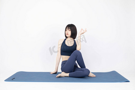 瑜伽修身摄影照片_瑜伽白天女士夏季屋里锻炼摄影图配图