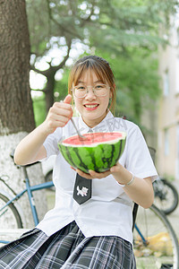 人像夏天女孩树下吃西瓜摄影图配图