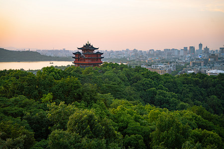 风景摄影照片_城市日落城隍阁火烧云西湖摄影图配图