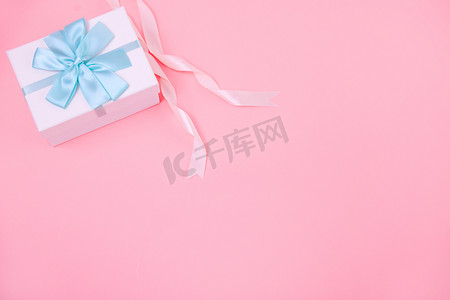 冰淇淋蛋糕当礼物摄影照片_粉色背景桌面爱情爱礼物盒我爱你摄影图配图