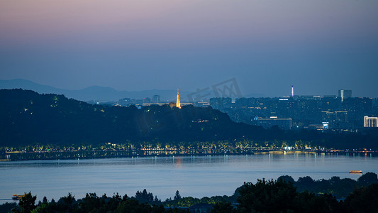 杭州夜景西湖保俶塔灯光摄影图配图