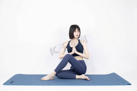 瑜伽摄影照片_瑜伽白天女士室内健身摄影图配图