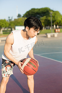 球场男生摄影照片_运动男生打篮球球场健身摄影图配图