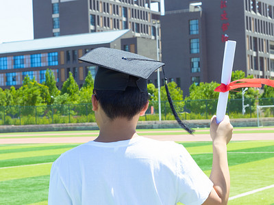 上课高中摄影照片_大学生毕业白天学生校园毕业摄影图配图