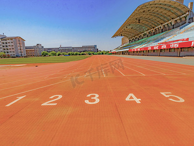 中学生校园摄影照片_跑道白天操场跑道校园操场运动摄影图配图