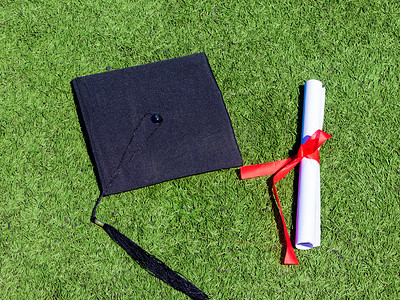 毕业证书白天学士帽校园草地毕业摄影图配图
