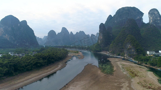 山水远山摄影照片_群山环绕的河流风景