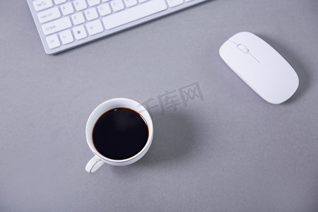商务办公桌面键盘咖啡休闲摄影图配图