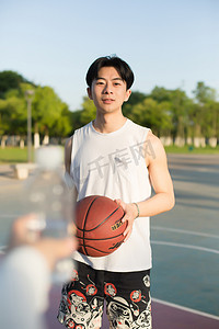运动打篮球锻炼强壮帅气帅哥摄影图配图