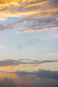 风景图夕阳摄影照片_蓝天上自然云朵晚霞火烧云摄影图配图