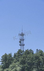 清新森林摄影照片_铁塔信号塔中午塔室外无摄影图配图