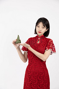 美食美女摄影照片_端午节白天美女家里粽子摄影图配图