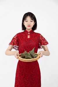 端午节早上国潮美女室内端粽子摄影图配图