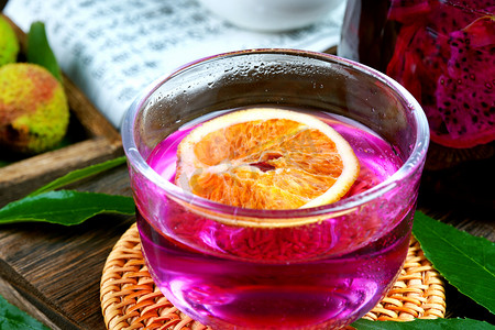 夏季一杯紫红色花果茶饮品摄影图配图